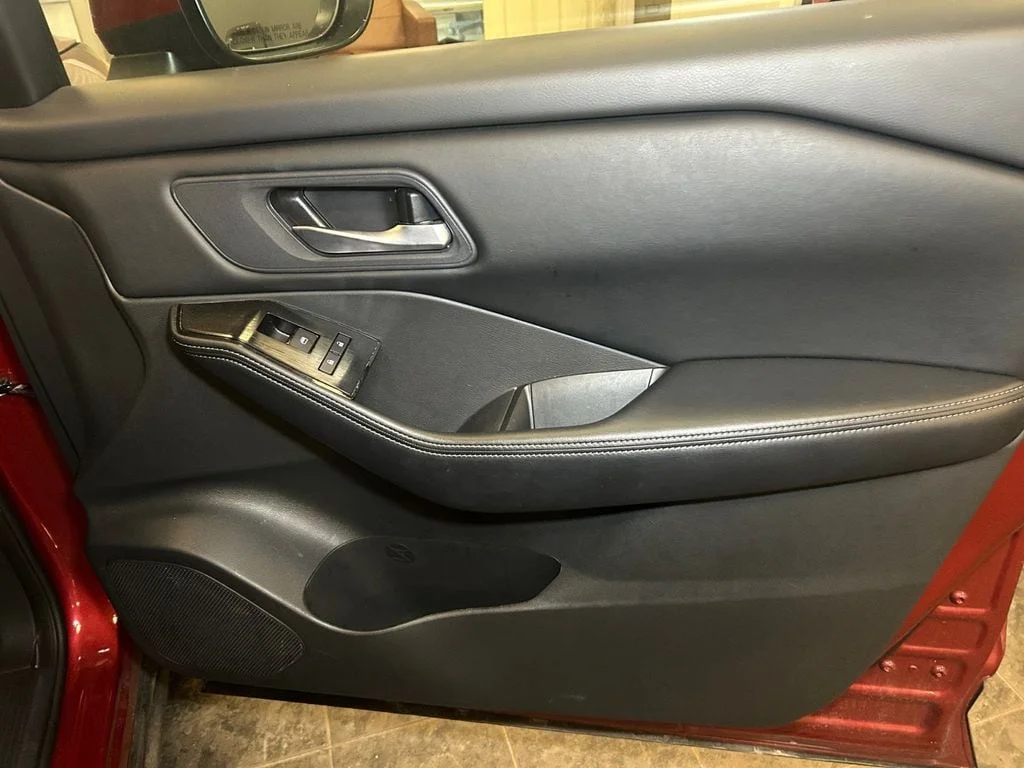 Used 2025 Scarlet Nissan SV image 17