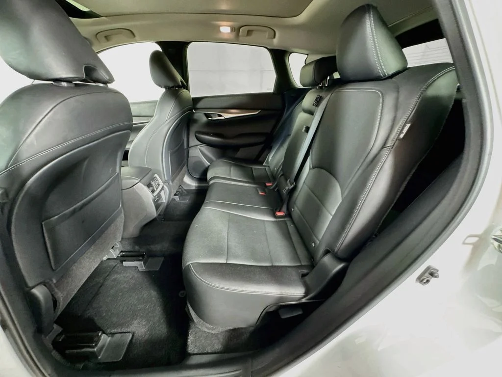 Certified Used 2023 White INFINITI LUXE image 33