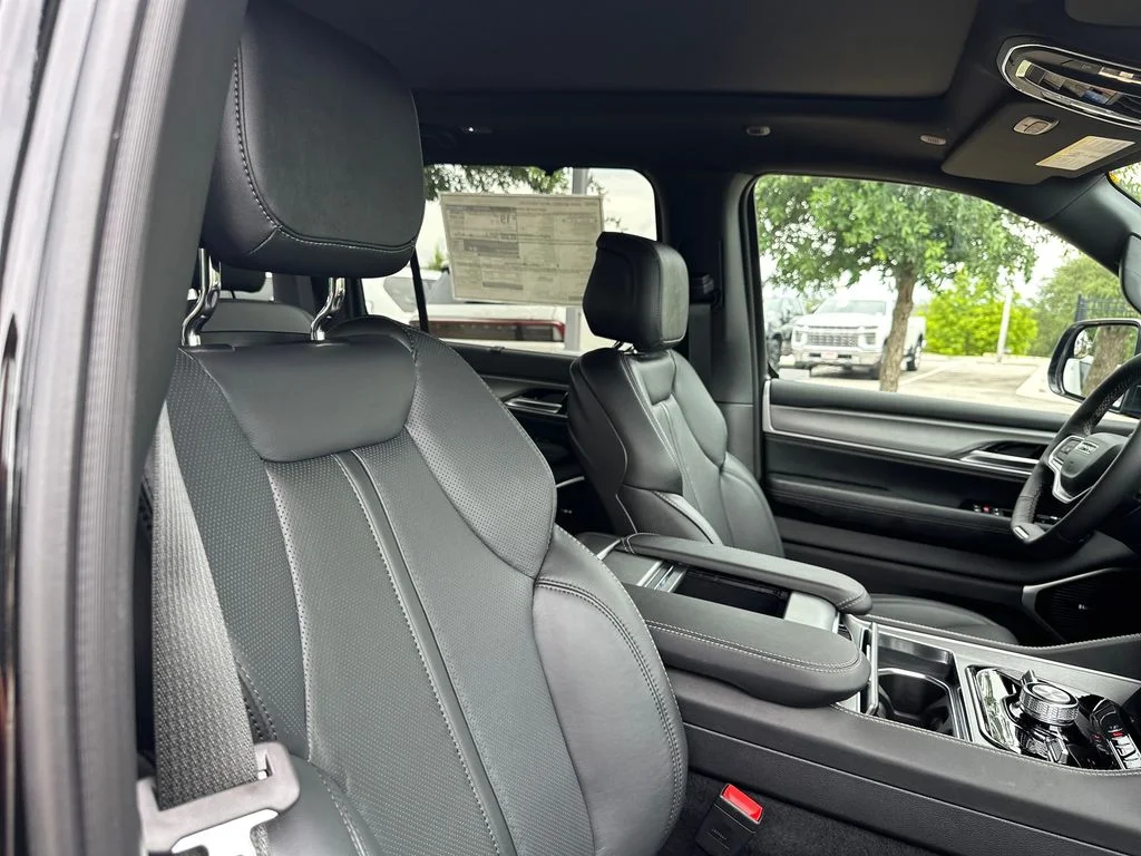 New 2026 High Gloss Black Exterior Paint Jeep Limited Reserve image 36