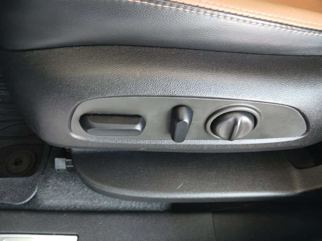 Used 2018 IRIDESCENT PEARL TRICOAT Chevrolet Premier image 32