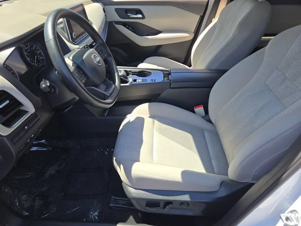 Used 2025 Everest White Pea Nissan SV image 10