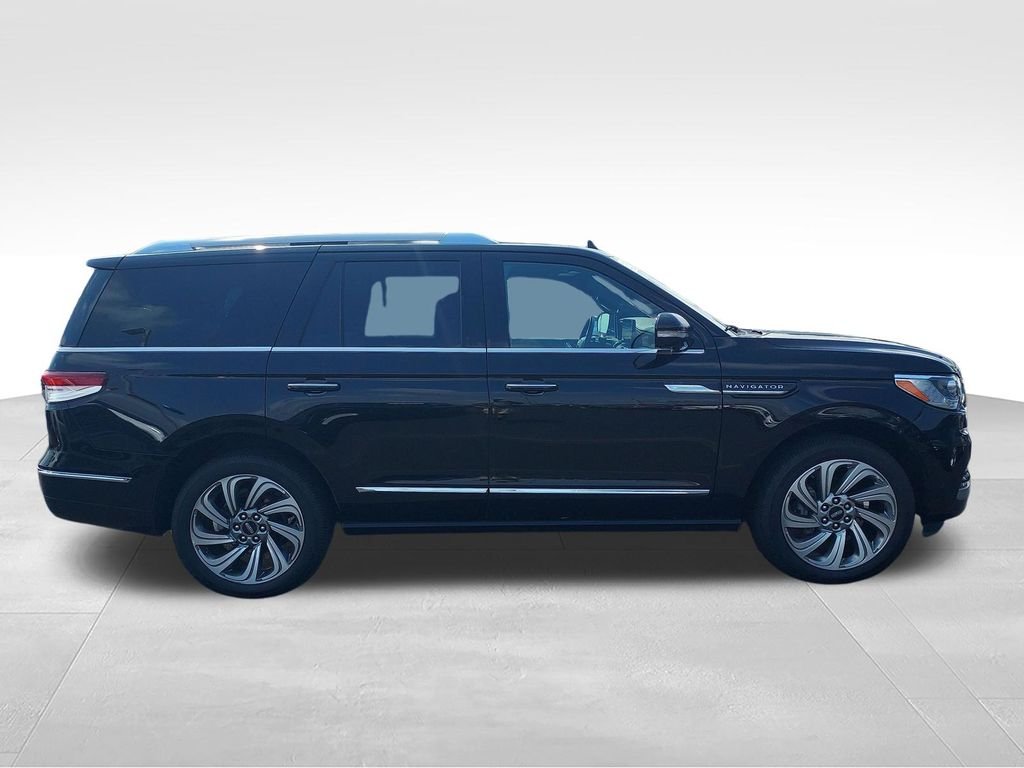 Used 2024 Black Lincoln Reserve image 6