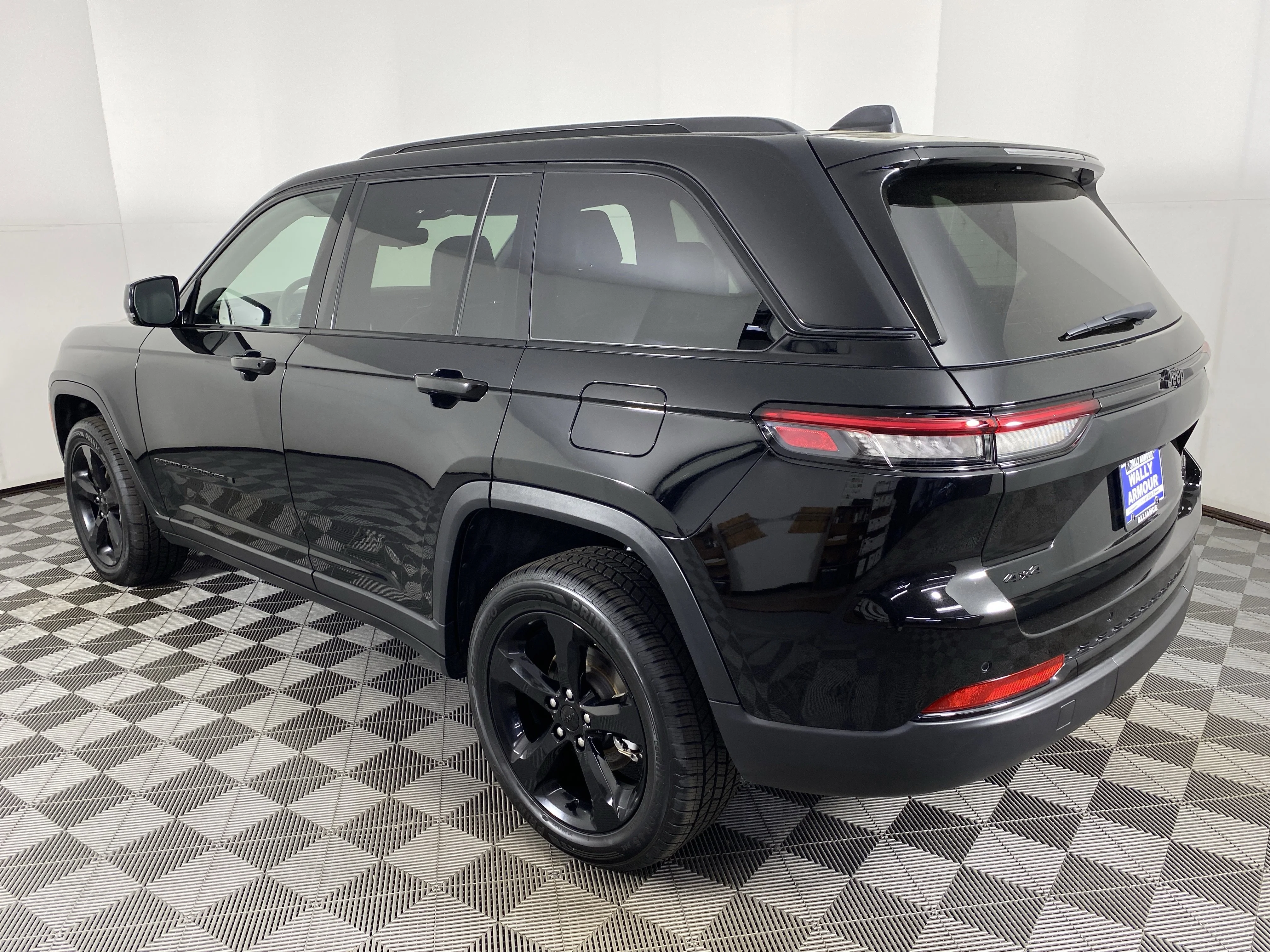 Used 2024 Diamond Black Crystal Pearlcoat Jeep Limited image 11