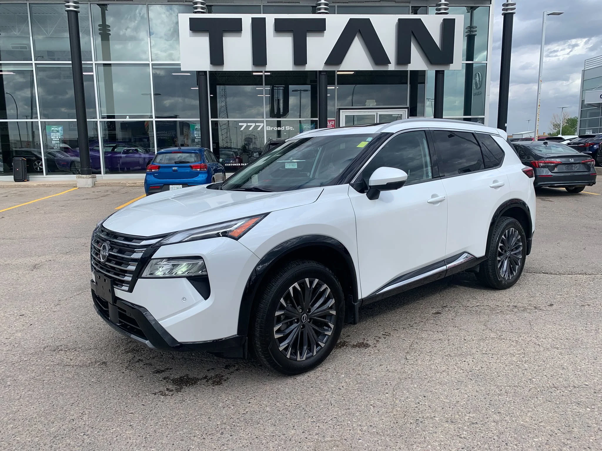 Certified Used 2024 Everest White Pearl Tricoat Nissan Platinum AWD*Adaptive Cruise | Remote Start | Nav | 360 Cam | Htd Leather | Pano Roof | Htd Wheel image 2