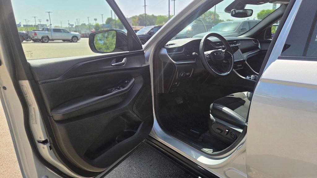 Used 2023 Silver Jeep Altitude image 11