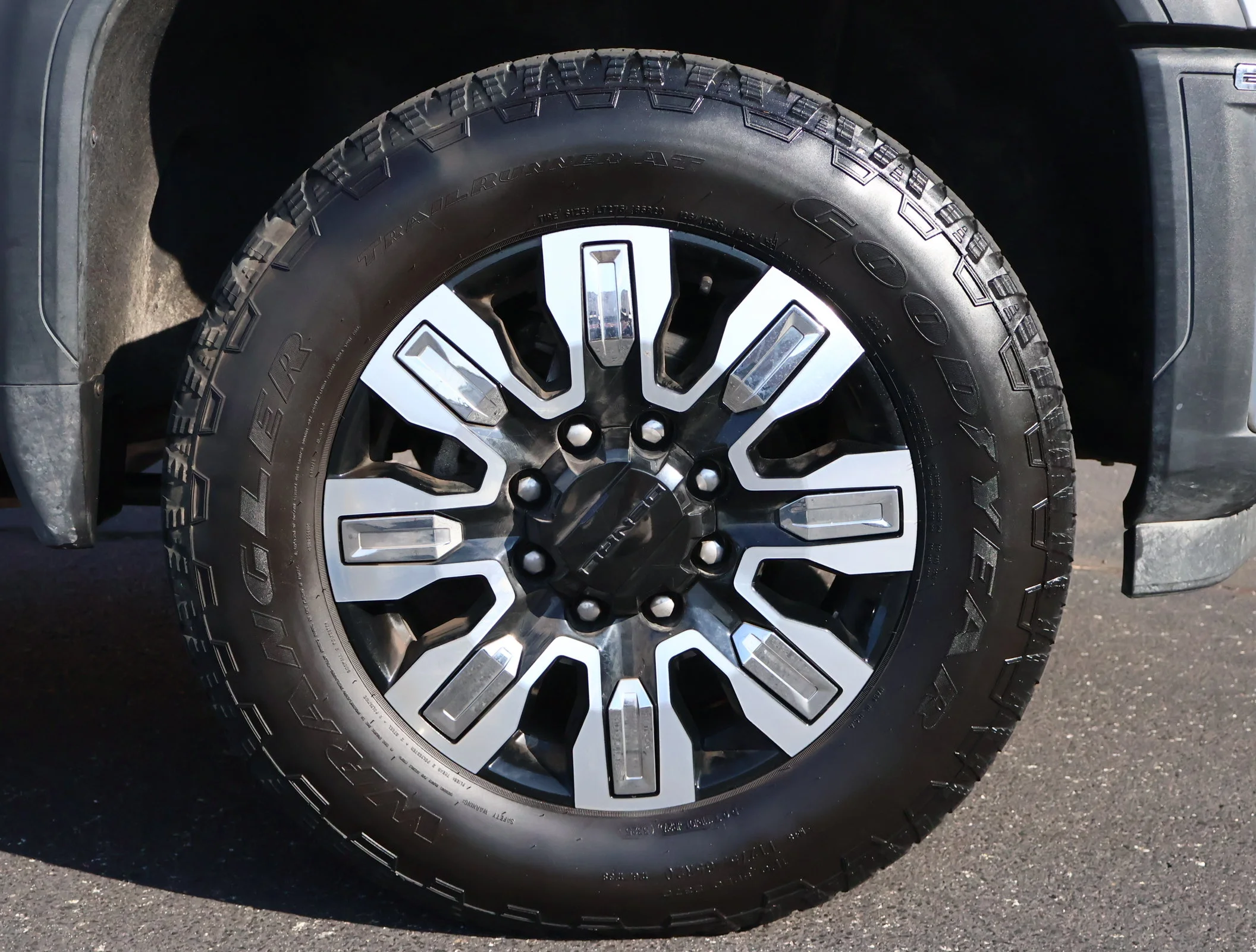 Used 2025 White Frost Tricoat GMC Denali image 30