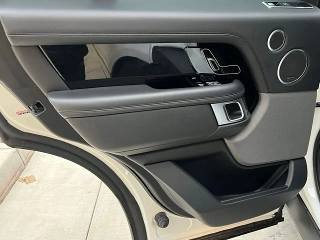 Used 2018 White Land Rover HSE image 24