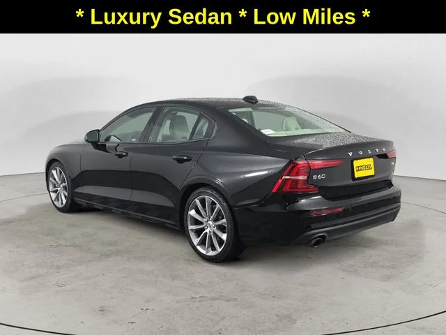 Used 2019 Black / Stone Volvo T5 Momentum image 7
