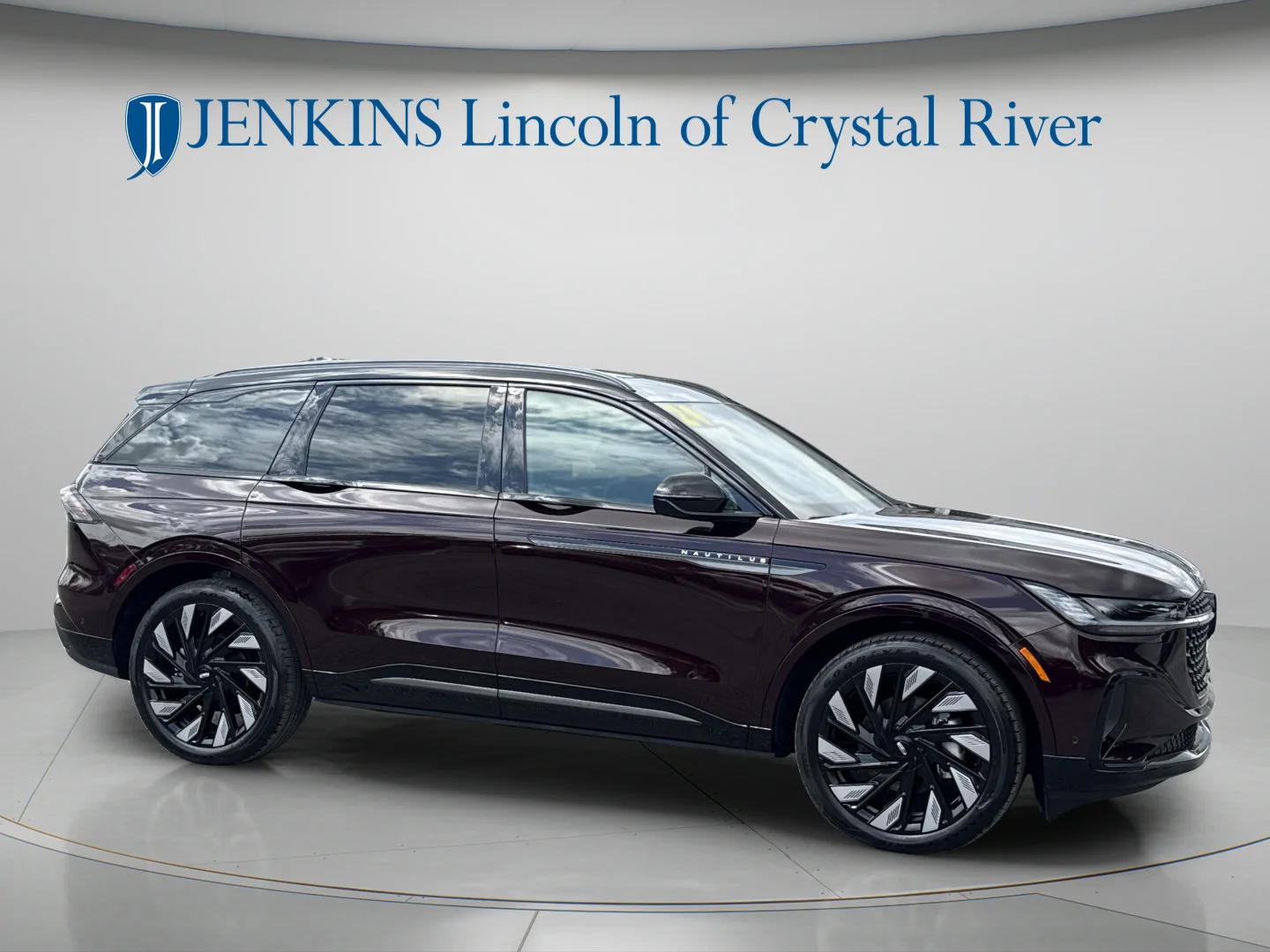 Used 2024 Diamond Red Metallic Clearcoat Lincoln Reserve image 2