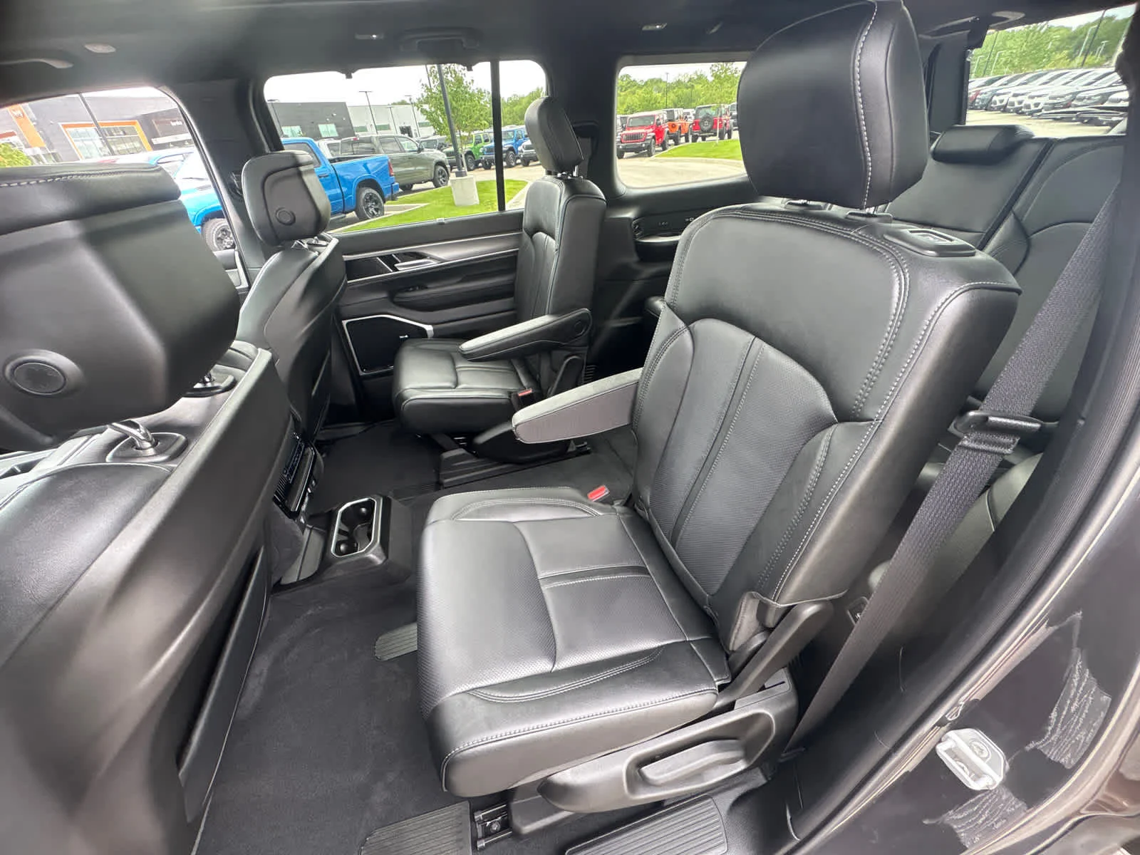 New 2026 Baltic-Gray Metallic Clear-Coat Exterior Paint Jeep Limited Reserve image 12