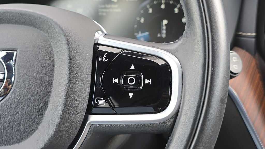 Used 2020 White Volvo T5 Inscription image 28