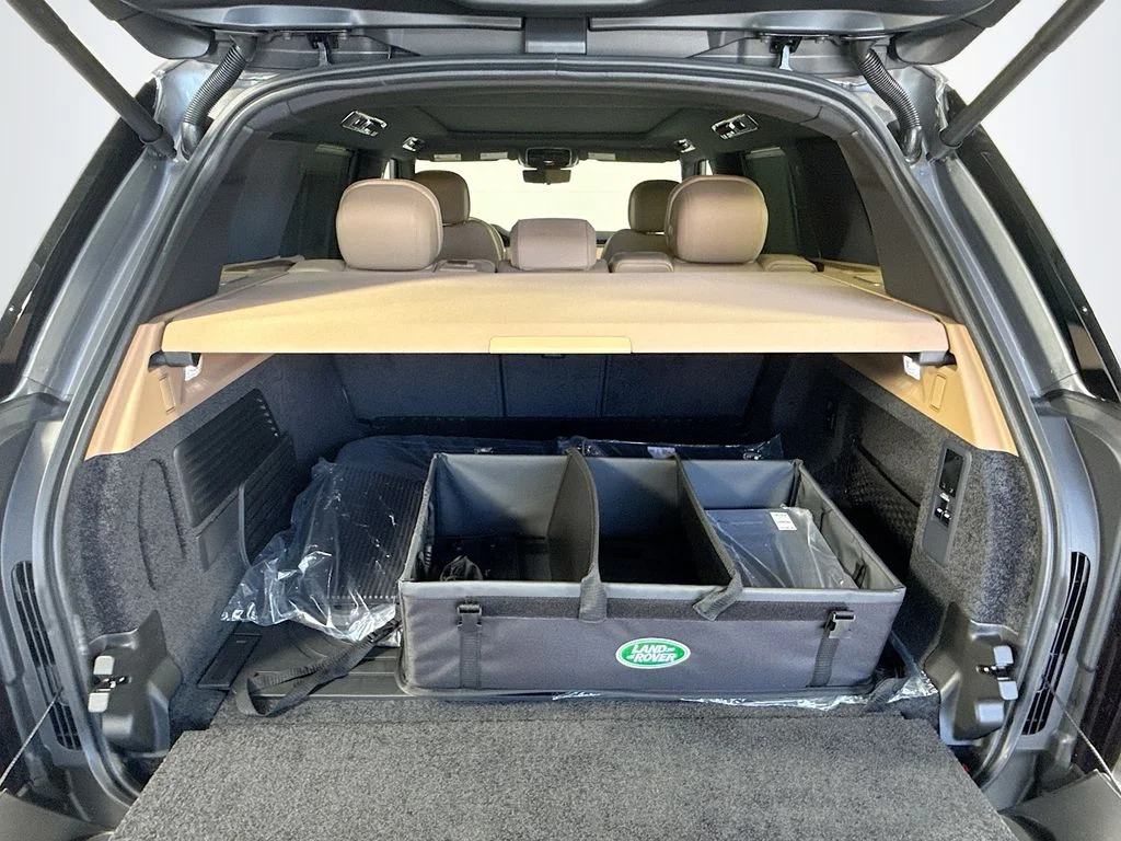 New 2026 Eiger Grey Land Rover SE image 28