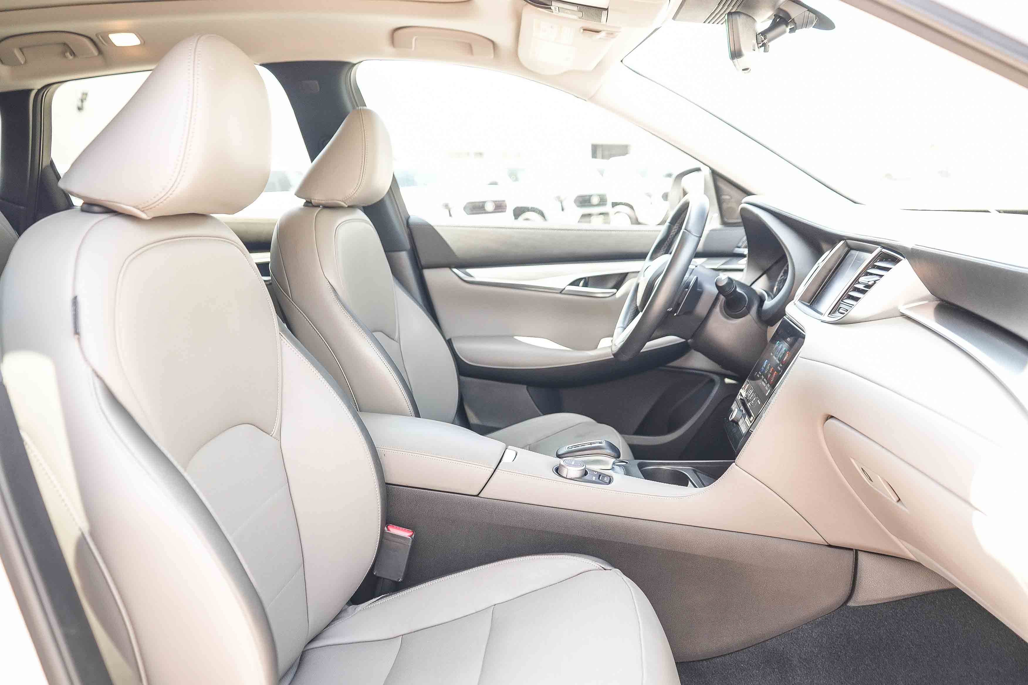 Used 2024 RADIANT WHITE INFINITI LUXE image 17