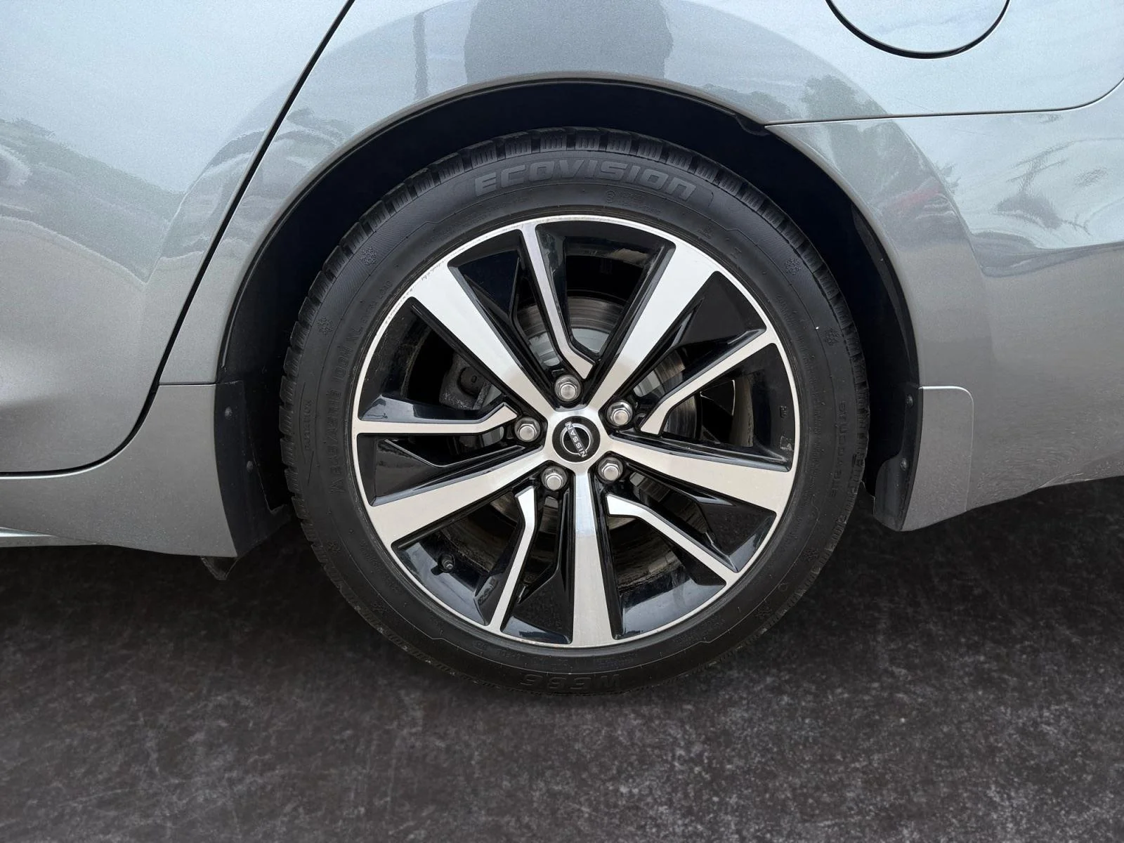Used 2023 GRAY NISSAN SL SEDAN image 28