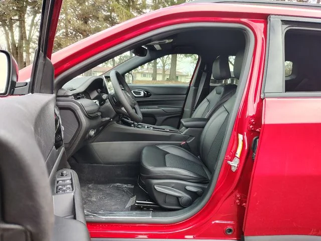 New 2026 Red Hot Pearl-Coat Exterior Paint Jeep Latitude image 8