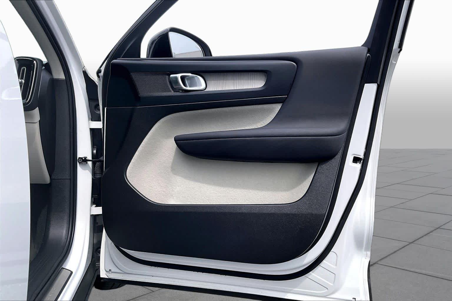 Used 2023 Crystal White Metallic Volvo Plus Dark Theme image 24