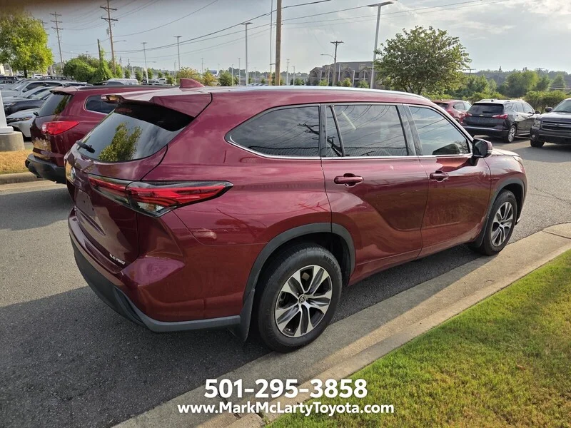 Used 2020 Pearl TOYOTA XLE image 4
