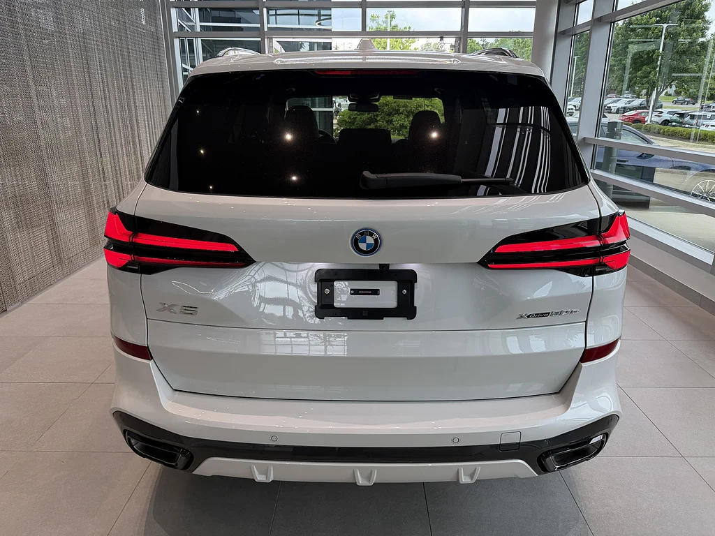 New 2026 Mineral White Metallic BMW xDrive50e image 5