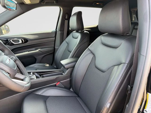 New 2026 Diamond Black Crystal Pearl-Coat Exterior Paint Jeep Latitude image 20