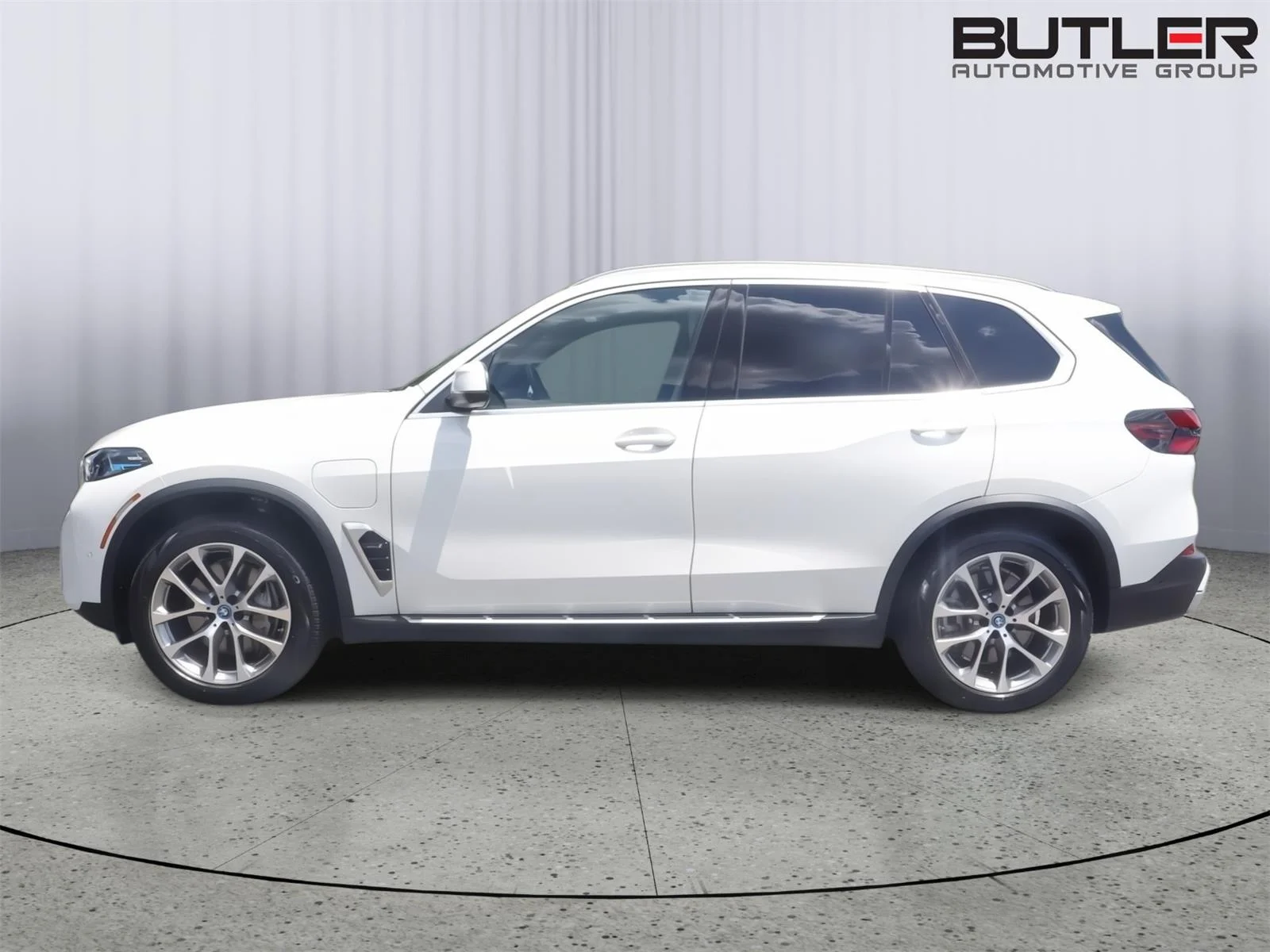 Used 2024 Alpine White BMW xDrive50e image 3
