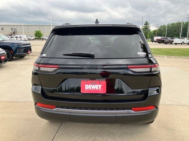 New 2026 Diamond Black Crystal Pearl-Coat Exterior Paint Jeep Limited image 6