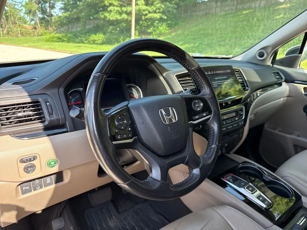 Used 2019  Honda Touring image 13