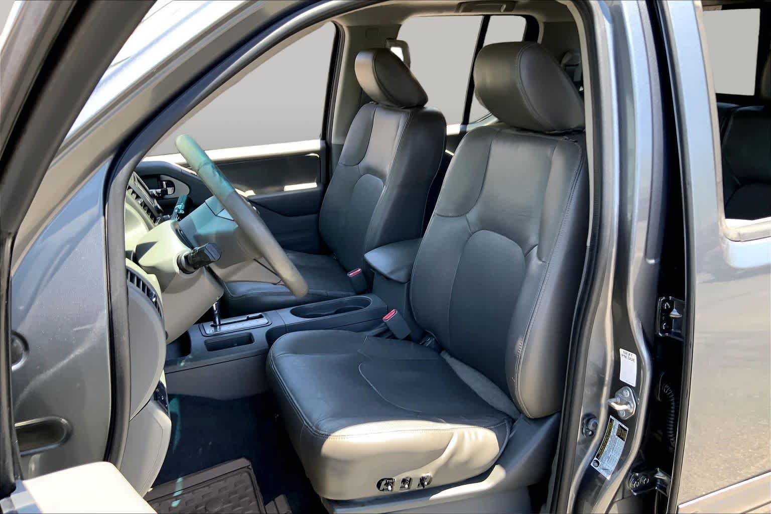 Used 2019 Gun Metallic Nissan SL image 7