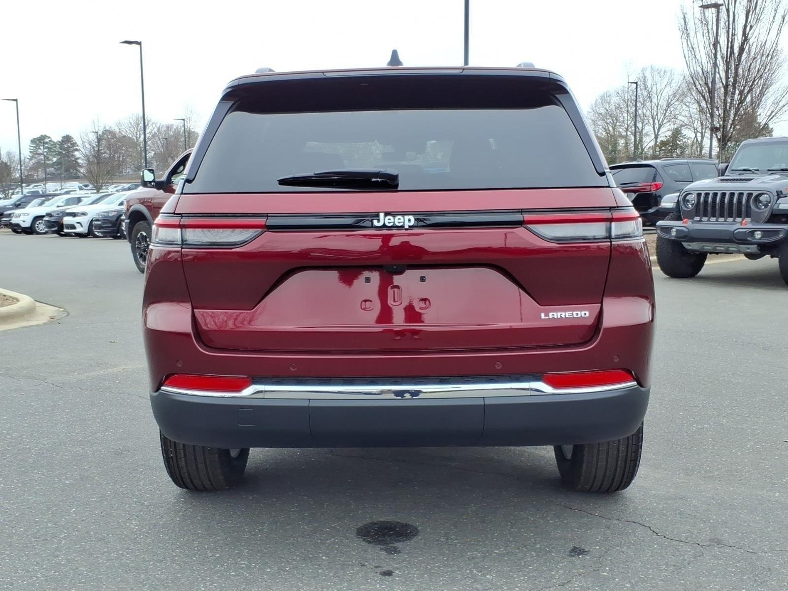 New 2026 Velvet Red Pearl-Coat Exterior Paint Jeep Laredo image 17