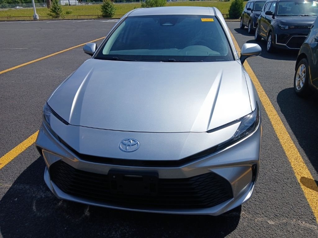 2025 Toyota Camry LE Hybrid's photo