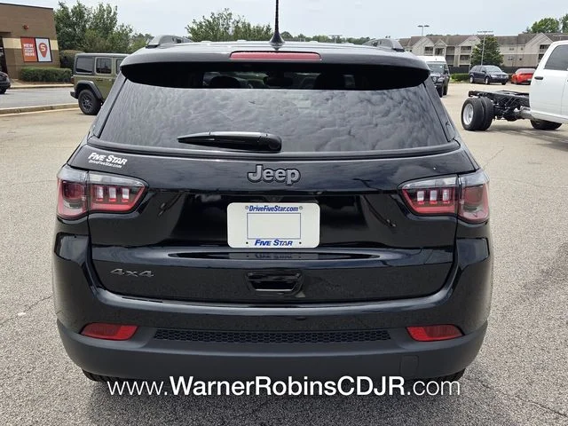 New 2026 Diamond Black Crystal Pearl-Coat Exterior Paint Jeep Latitude image 10