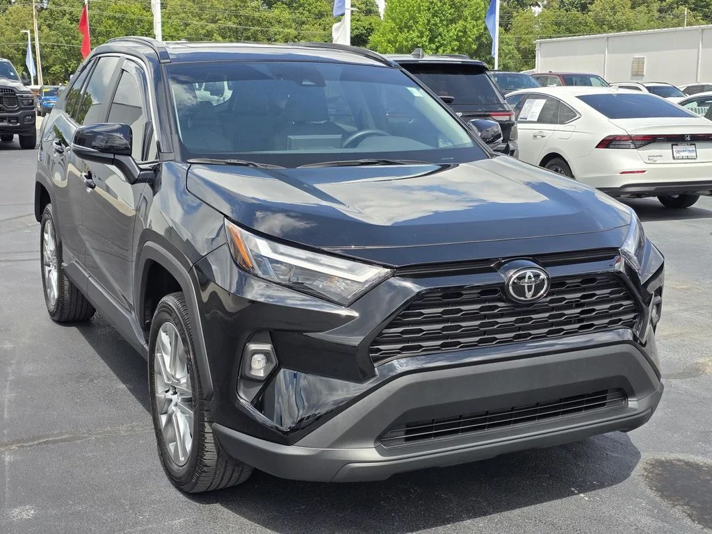 Used 2022 Midnight Black Metallic Toyota XLE Premium image 3