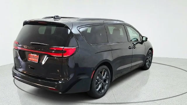New 2027 Diamond Black Crystal Pearl-Coat Paint Chrysler Limited image 11