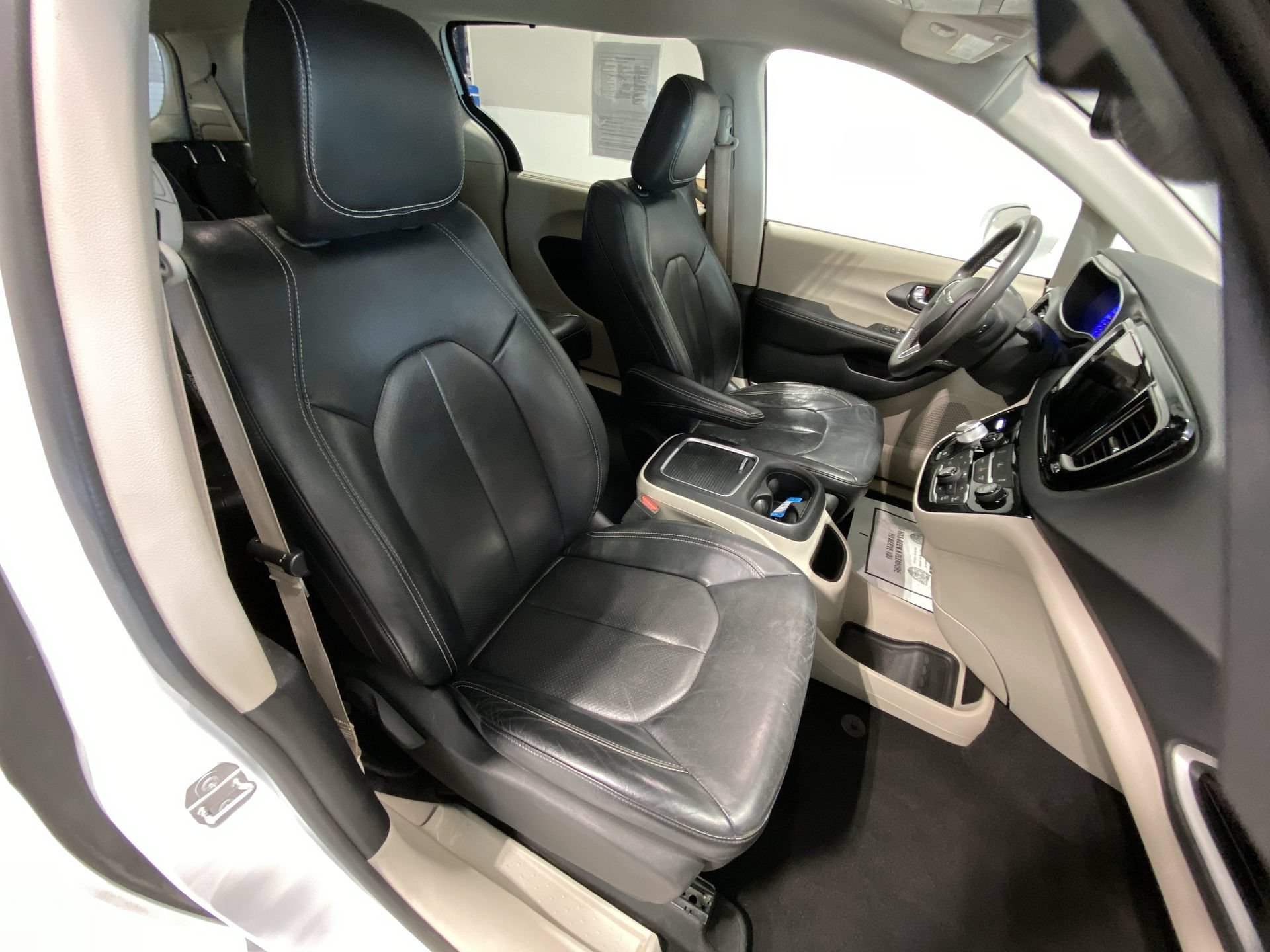Used 2022 Bright White Clearcoat Chrysler Touring L image 25