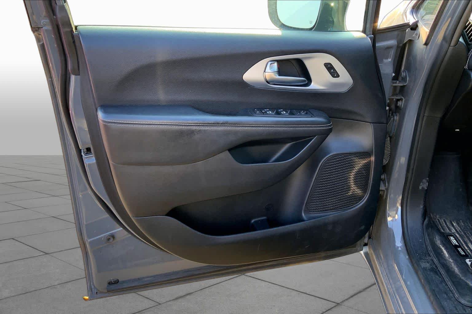 Used 2021 Ceramic Gray Clearcoat Chrysler Touring L image 19