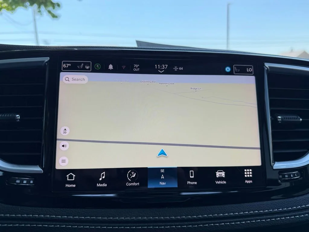 Used 2023 White Chrysler Limited image 18