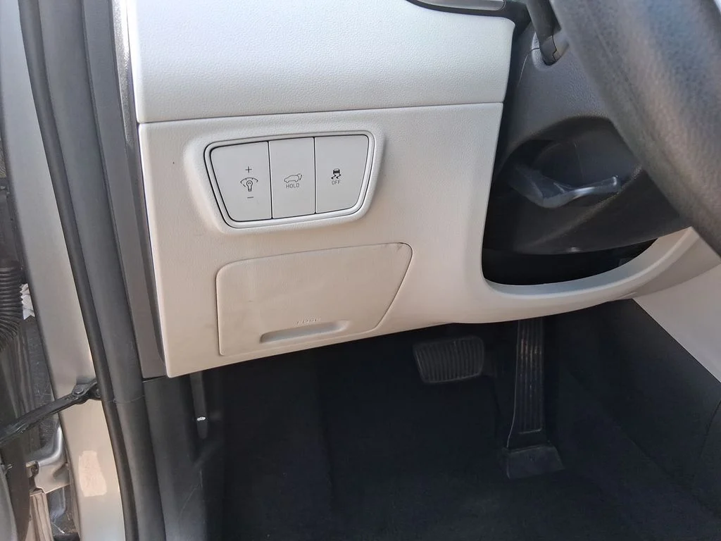 Used 2024 Silver Hyundai SEL image 27
