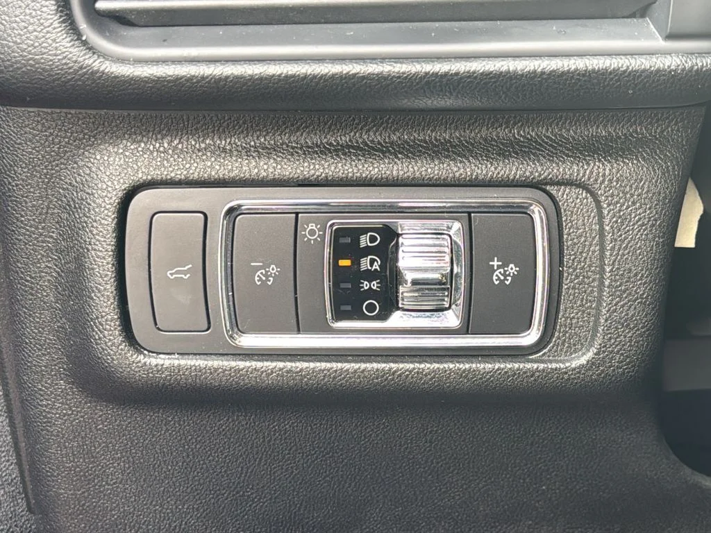 Used 2021 Red Lincoln Standard image 4