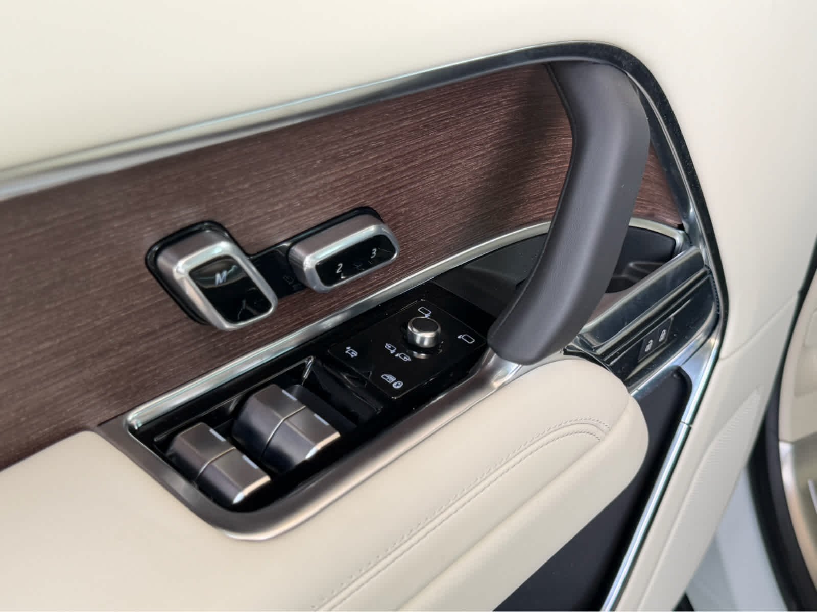 New 2026 Fuji White Land Rover SE image 18