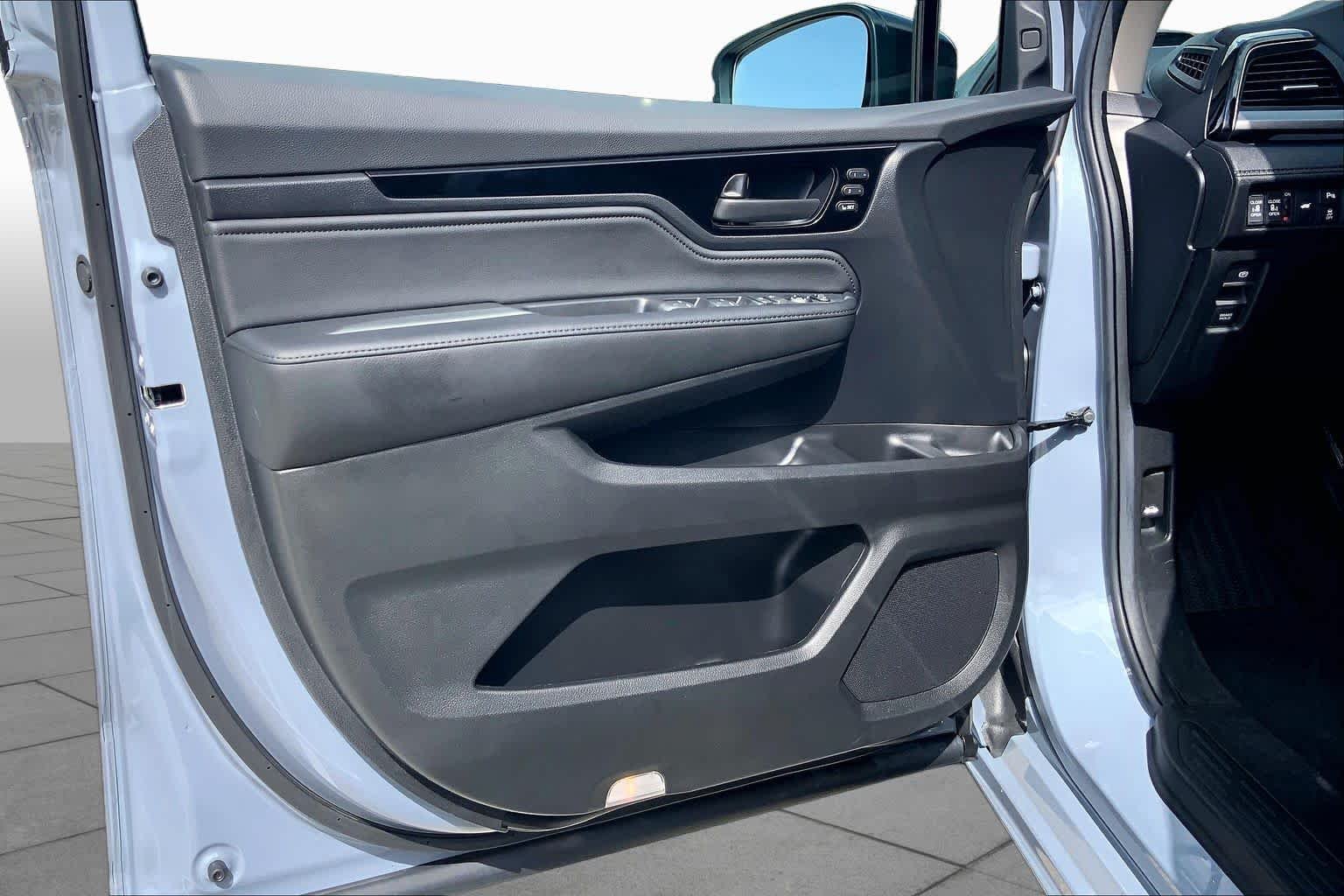 Used 2025 Sonic Gray Pearl Honda Touring image 21