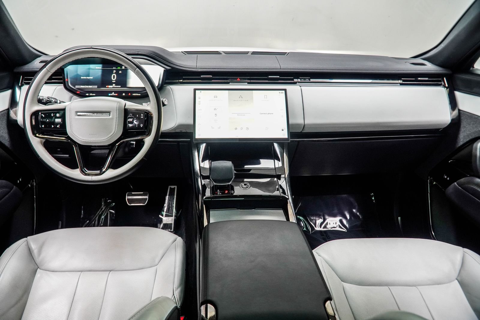 Used 2024 White Land Rover Dynamic SE image 5