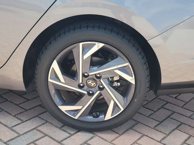 Used 2025  Hyundai SEL Convenience image 8