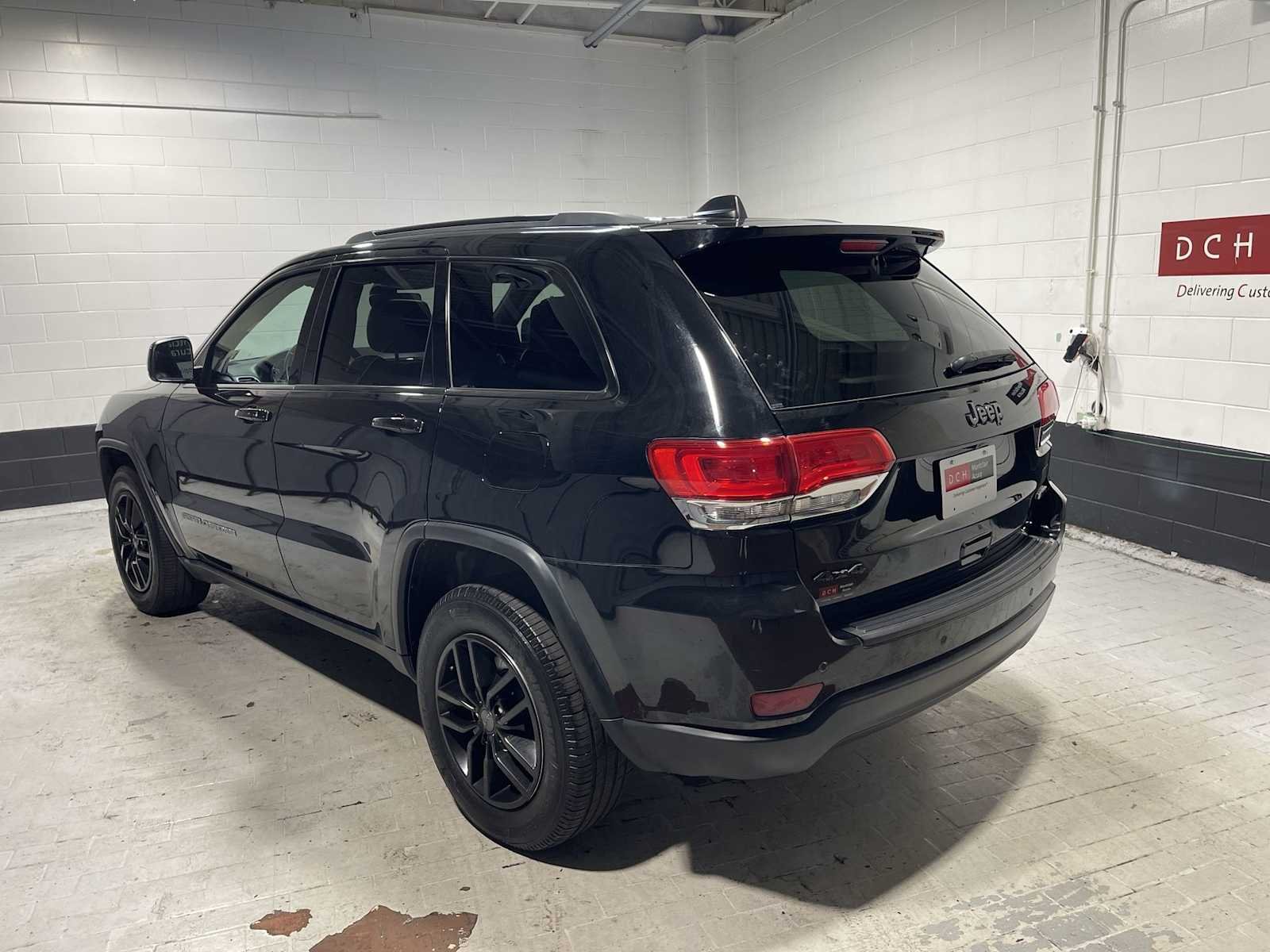 Used 2019 Diamond Black Crystal Pearlcoat Jeep Limited image 4