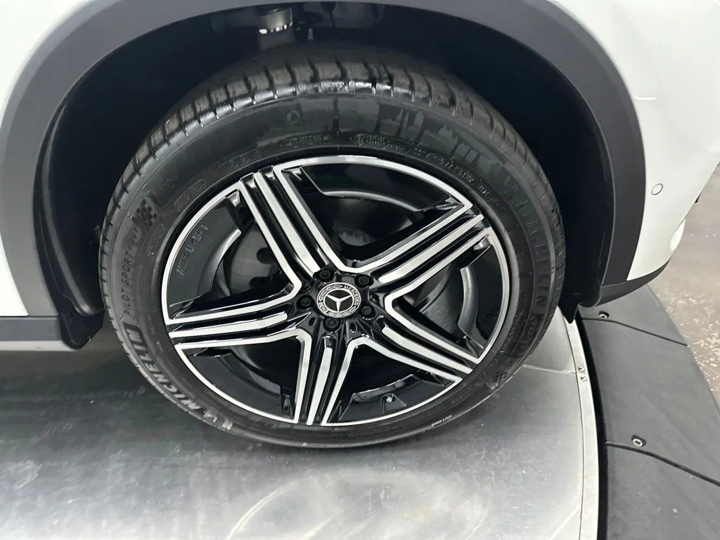 New 2027 White Mercedes-Benz GLC 300 image 9