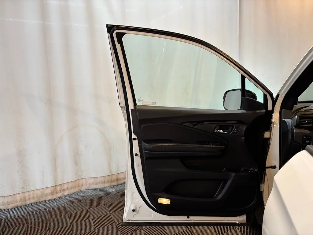 Used 2019 White Diamond Pearl Honda Touring image 19
