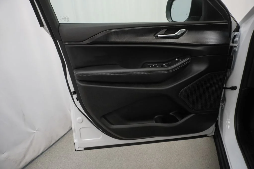 Used 2025 White Jeep Laredo X image 39