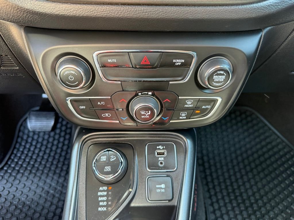 Used 2020 Silver Jeep Trailhawk image 22