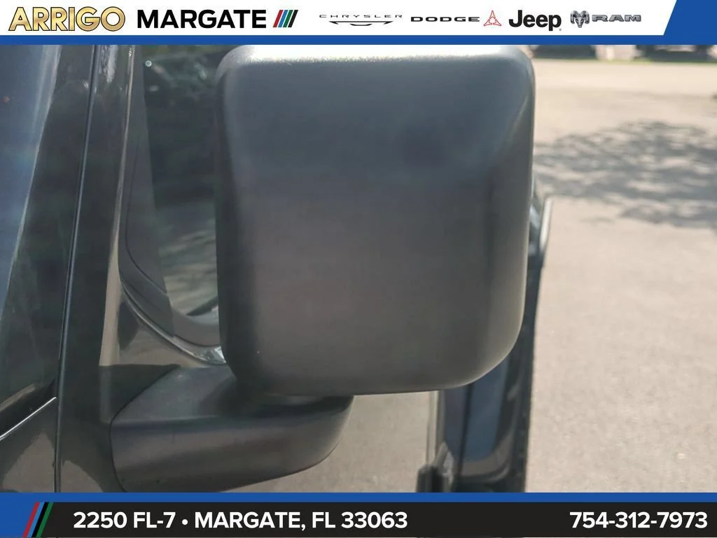 Used 2025 Granite Crystal Metallic Clearcoat Jeep Sahara image 13
