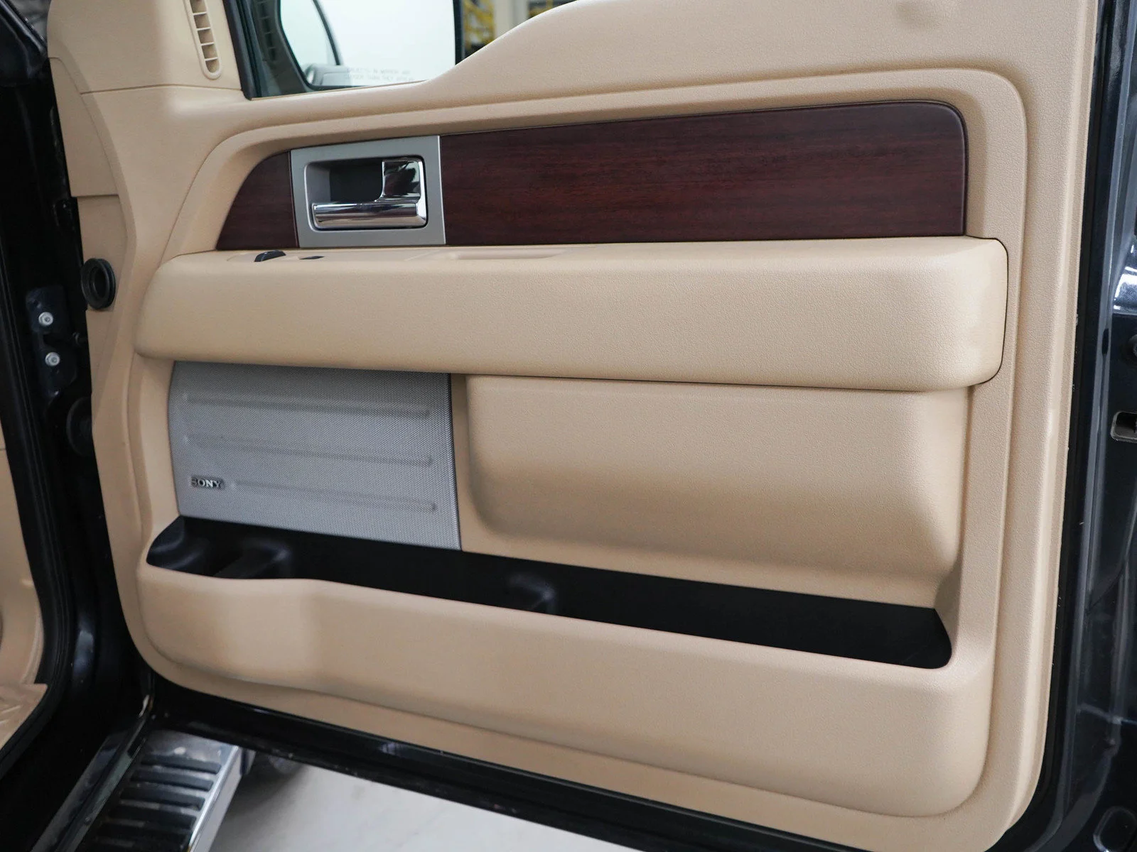 Used 2014  Ford XL image 9