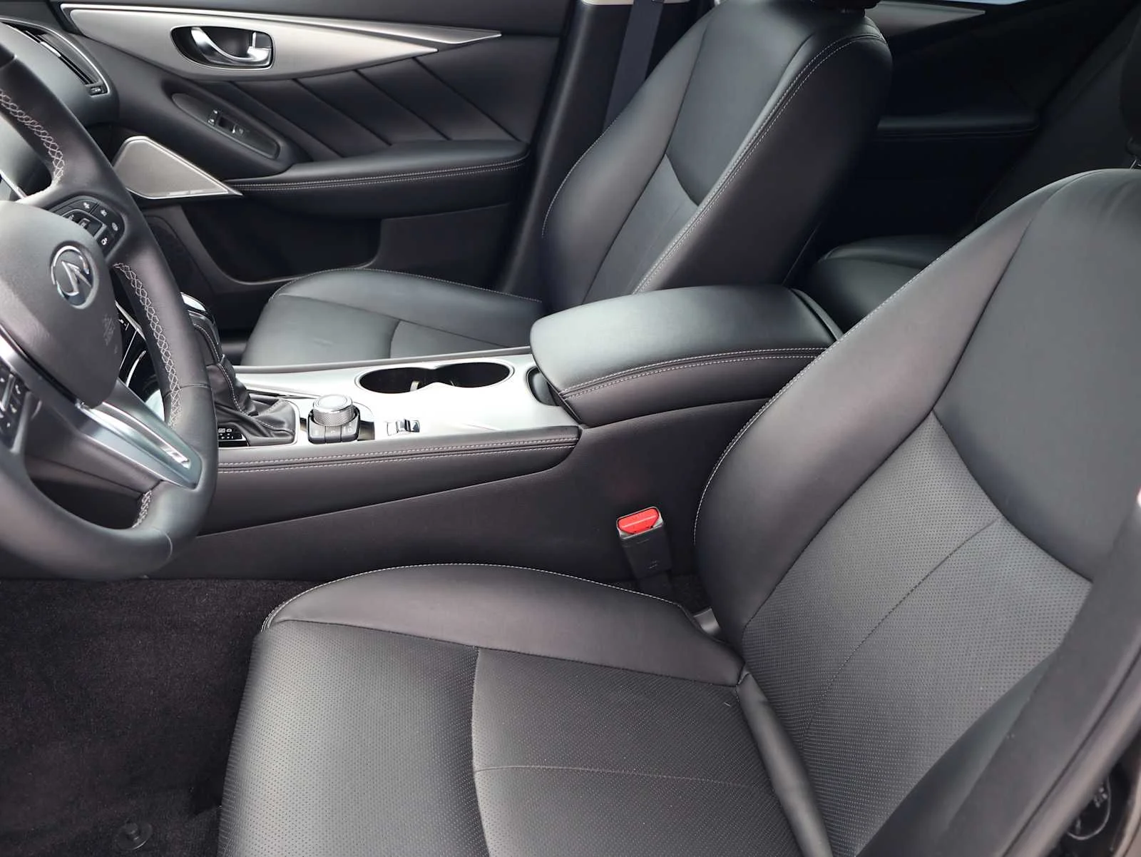 Certified Used 2023 Midnight Black INFINITI LUXE image 13