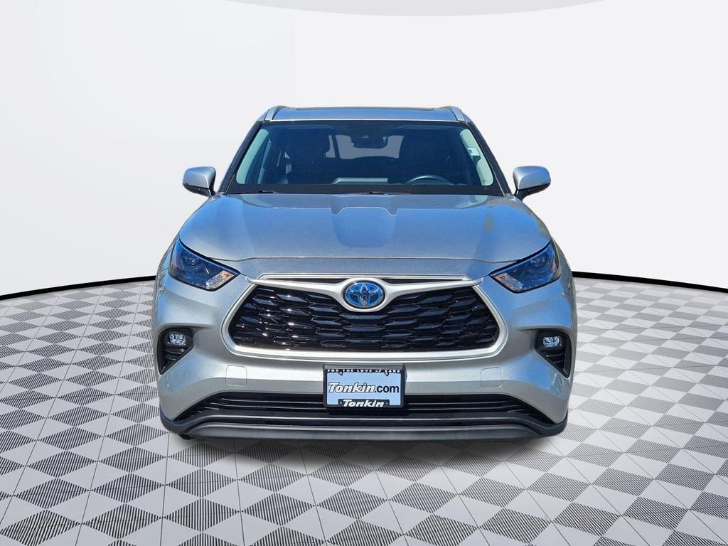 Used 2022 Celestial Silver Metallic Toyota XLE image 8